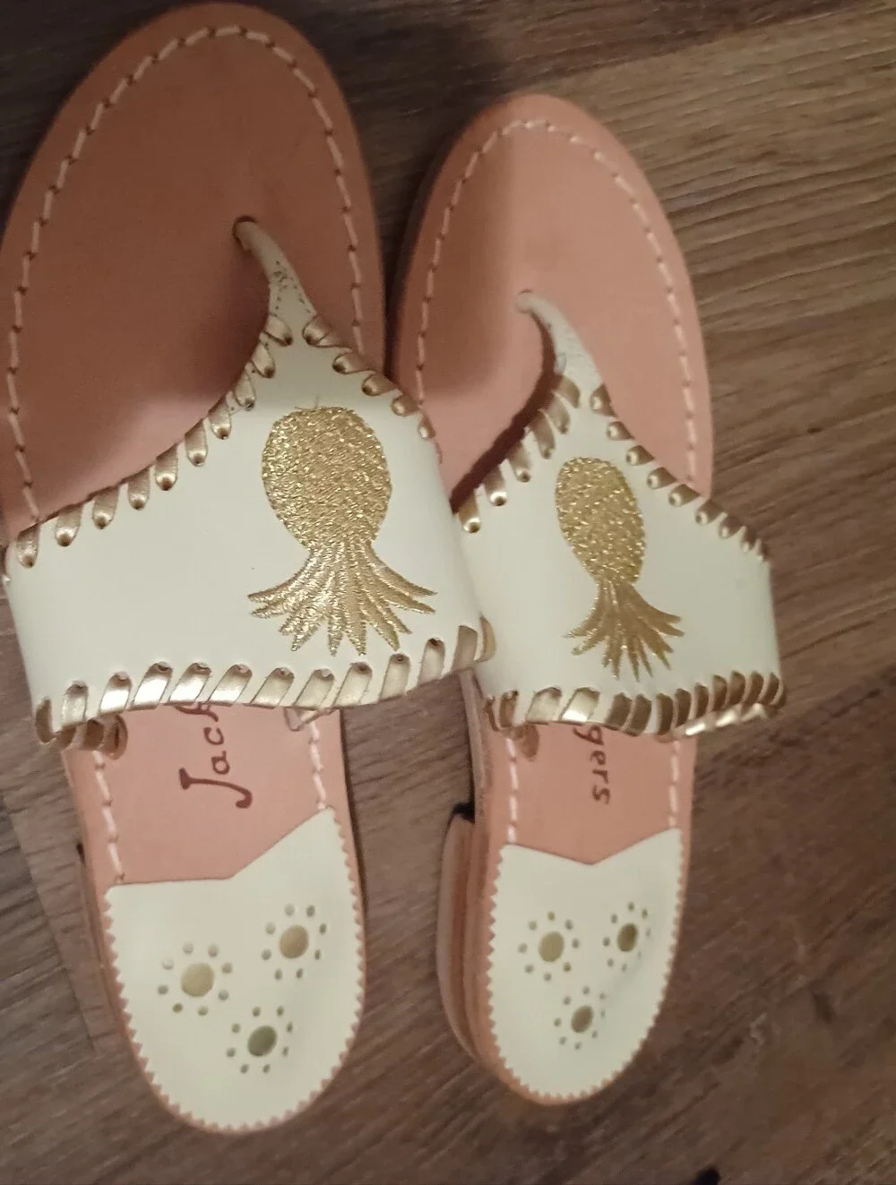 << Jack Rogers Ivory Leather Slides with Gold Pineapple Motif Size 6